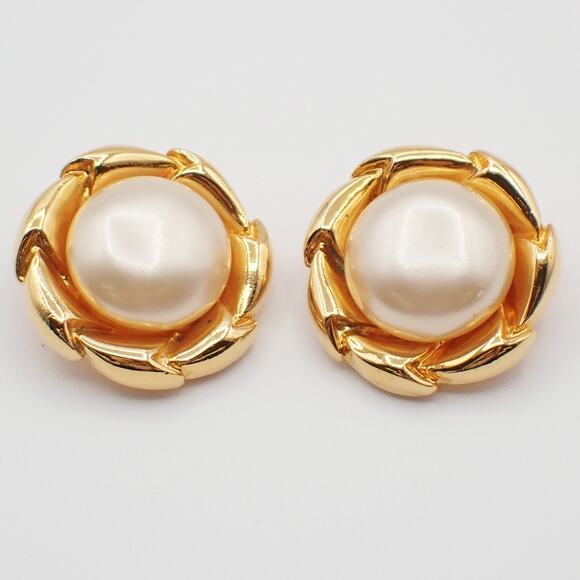 Chanel Metal With Faux Pearl Vintage Round Clip-on Earrings Gold